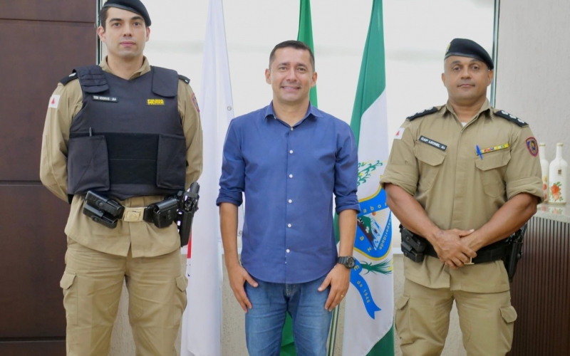 O prefeito Ricardo Garcia, o capitão Leonel, veio apresentar o novo comandante do batalhão local, tenente Esdras