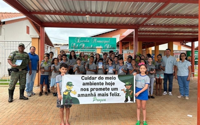 Os alunos da Escola Municipal Gil Brasileiro da Silva comemoraram hoje o Dia Mundial da Água