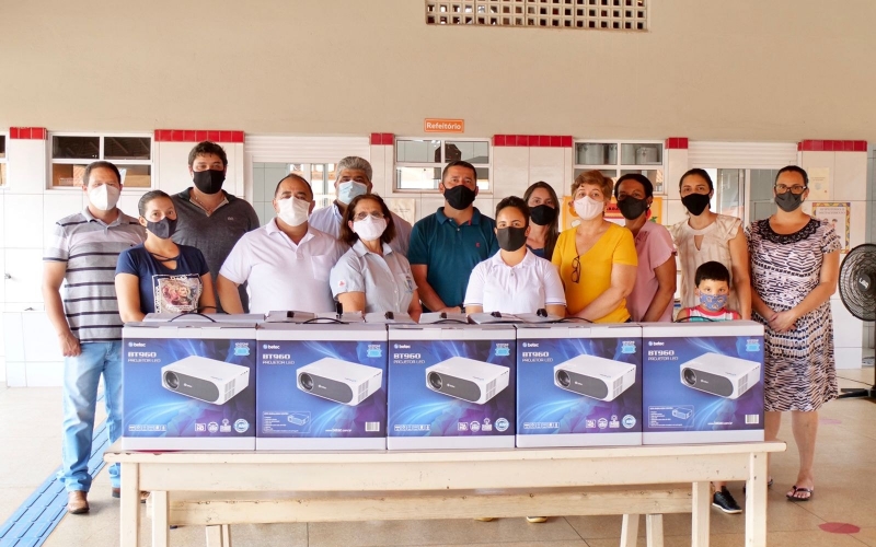 Foram entregues nesta tarde, 08 de novembro, na Escola Gil Brasileiro da Silva, 12 projetores de LED