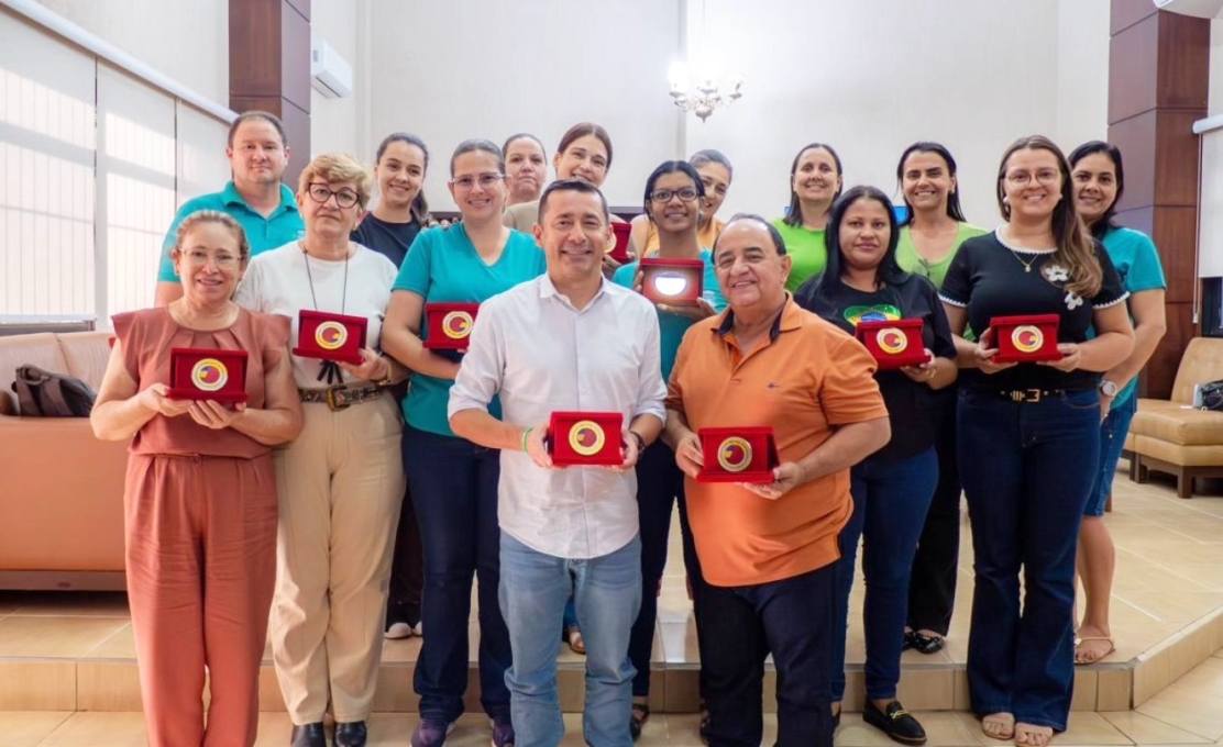 Diretores e supervisoras recebem homenagem pela conquista do Selo Ouro da Educação 