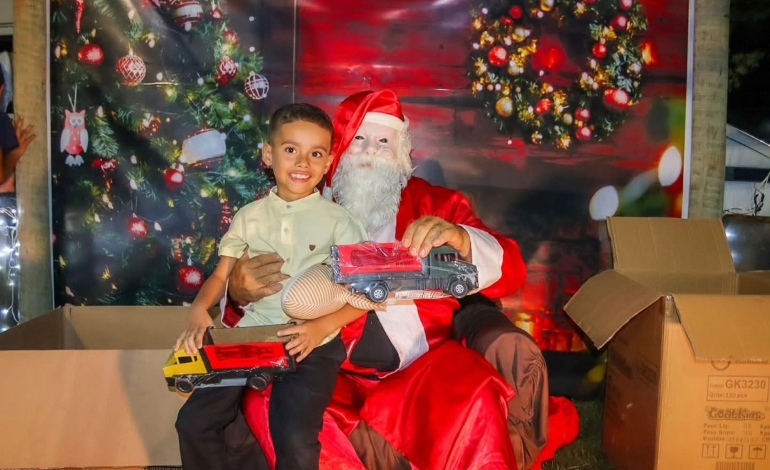 Papai Noel Chega a Itapagipe com Festa, Encanto e Muita Alegria