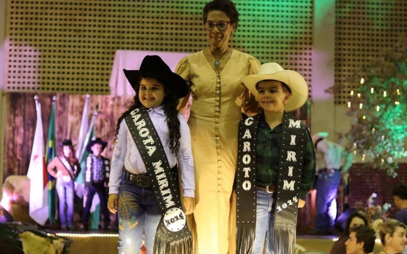 Rafael Vasconcelos e Heloísa Ferreira foram escolhidos como Garota e Garoto Cowboy Mirim 2025 da Escola Municipal Pedro 