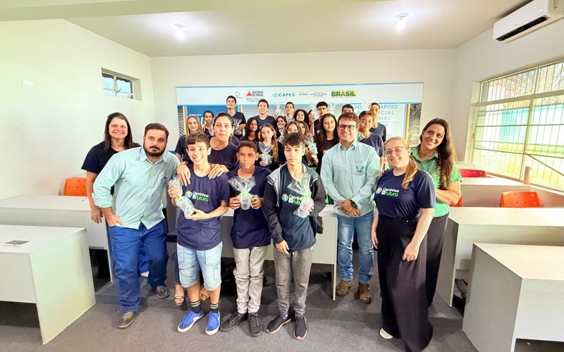 Prefeitura de Itapagipe promove ação sustentável com entrega de copos permanentes aos jovens do Programa Caminhos do Fut