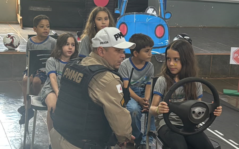 Alunos da Escola Municipal Alonso de Moraes participam de palestra sobre segurança no trânsito
