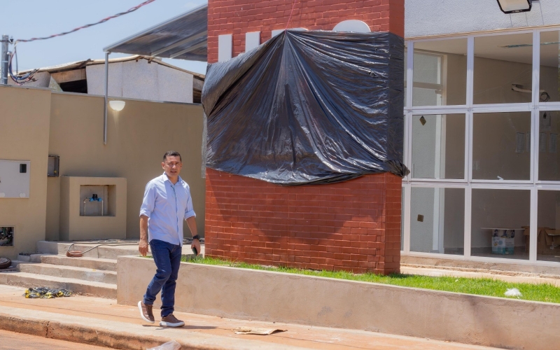 Prefeito visita obras de construção da UBS no Bairro Quirino Menezes Barbosa