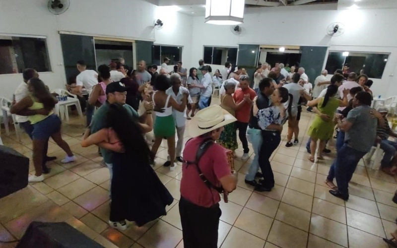 Baile da Melhor Idade é sucesso em Itapagipe