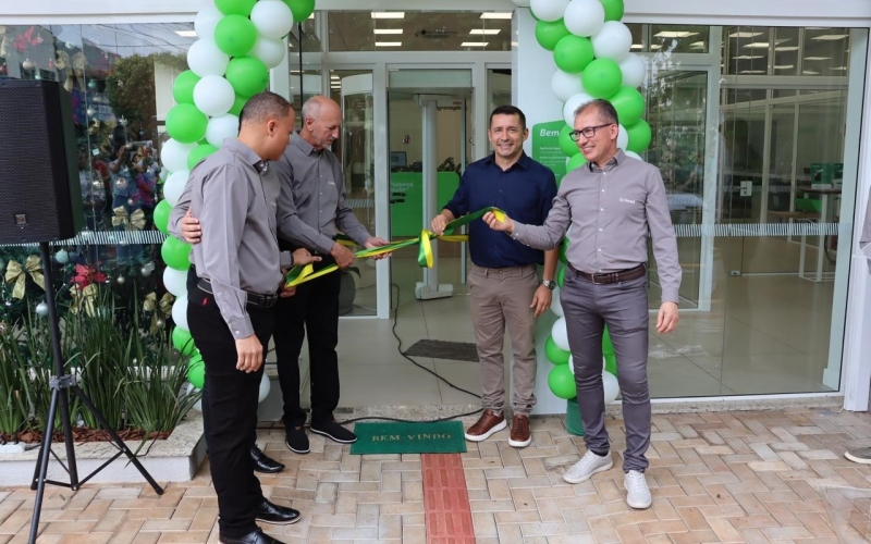 Prefeito Ricardo Garcia participa da inauguração da Agência Sicredi Ibiraiaras 