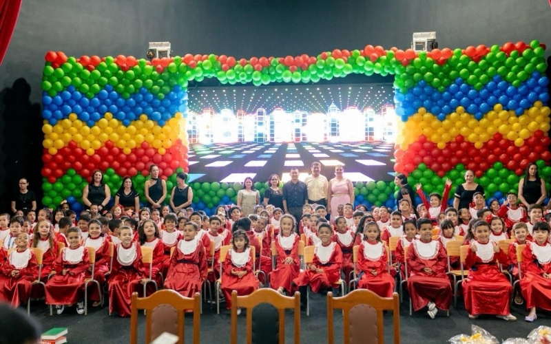 Alunos do CMEI Professora Alice se reuniram com suas famílias no Centro de Eventos para receber seus diplomas simbólicos