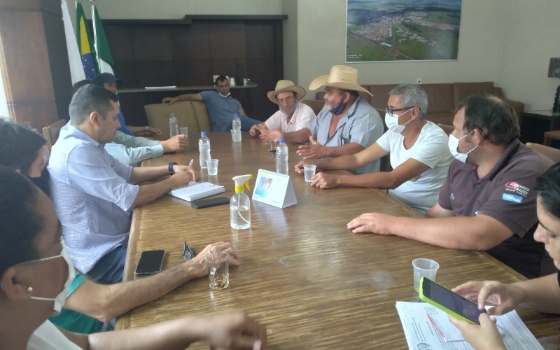 O Prefeito Ricardo Garcia recebeu no gabinete a diretoria do sindicato rural, vereadores para as tratativas da Festa 