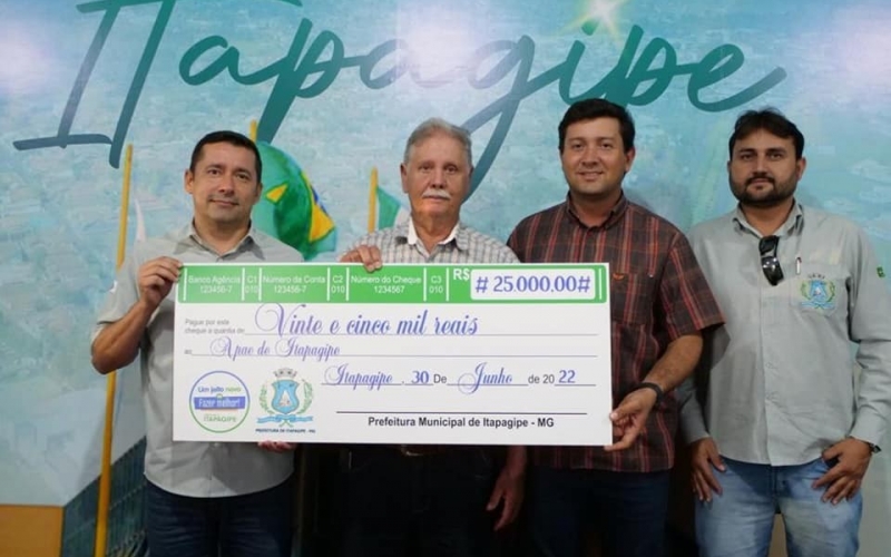 O prefeito Ricardo Garcia e o vice Craidim fizeram entrega simbólica dos cheques referente as subvenções do ano 2022