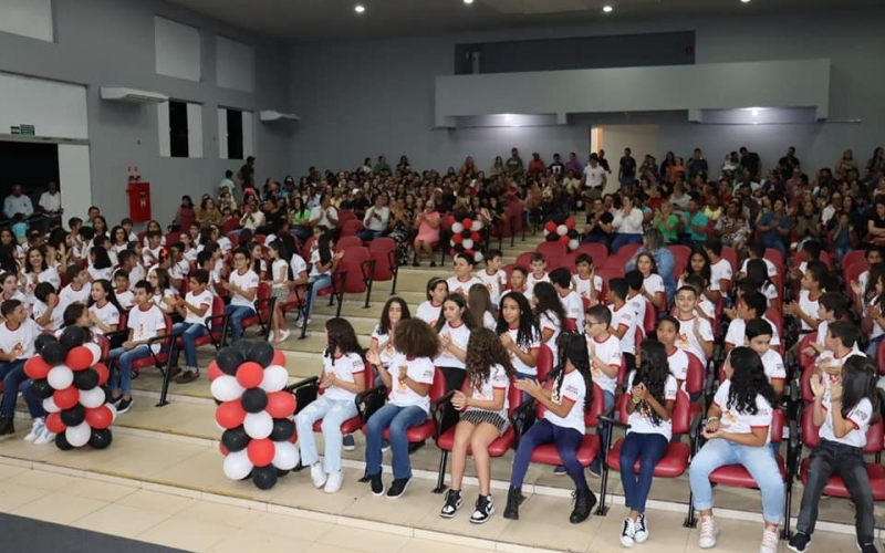 Proed Forma Alunos do quinto ano das Escolas Gil Brasileiro Da Silva e Pedro Gonçalves Ferreira