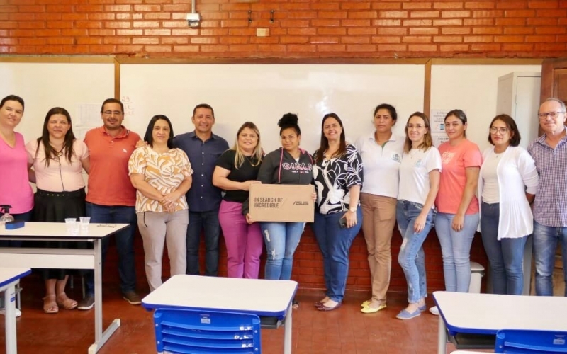 O Prefeito Ricardo Garcia fez a entrega Notebooks ás turmas vencedoras da Campanha de vacinação SAÚDE PARA TODOS