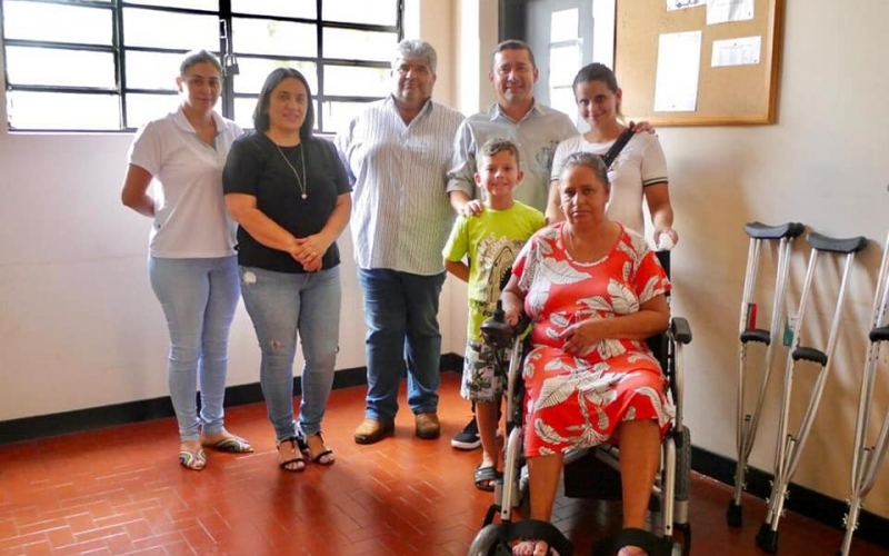 O Prefeito Ricardo Garcia entregou, 06 de dezembro uma cadeira de rodas elétrica para a Sra. Alenilda Morais