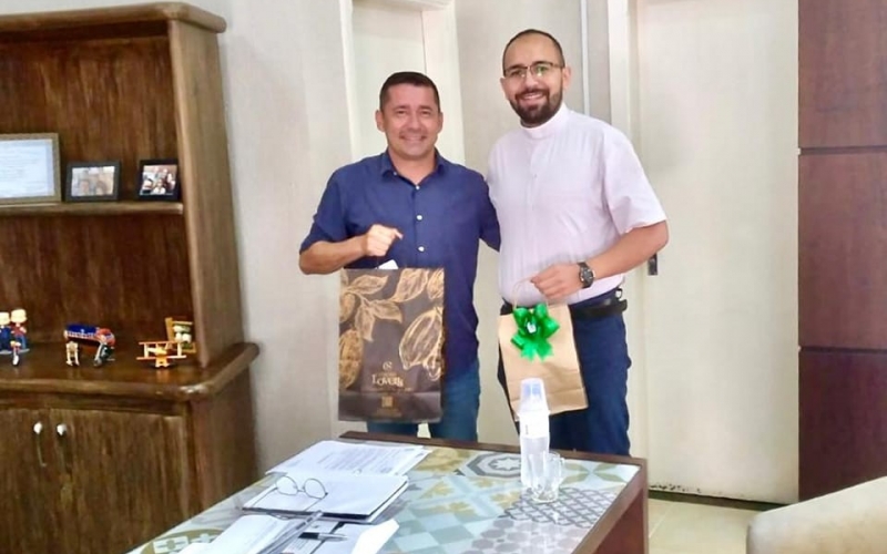 O prefeito Ricardo Garcia recebeu nessa tarde, 15 de dezembro, a honrosa visita do padre Maik Alex Savazi de Souza