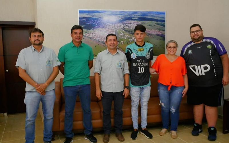 Na tarde de quarta-feira, dia 11 de janeiro, o prefeito Ricardo Garcia recebeu o atleta de vôlei Gabriel Maia e sua mãe 