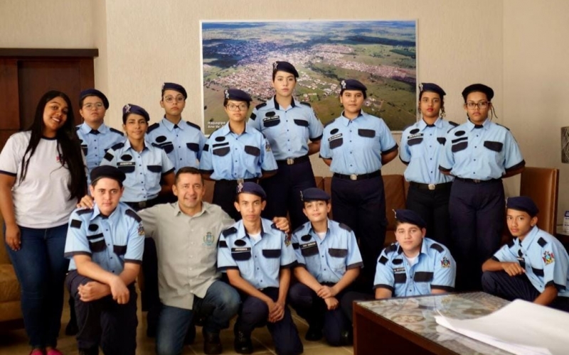 Nesta quinta-feira, o prefeito Ricardo recebeu no gabinete a grata visita de 13 jovens que participam da Guarda Mirim