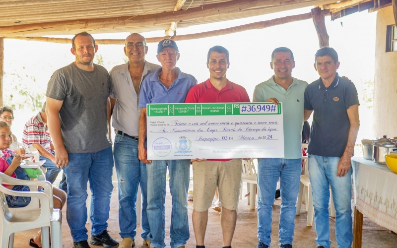 O Prefeito Ricardo Garcia fez a entrega simbólica do cheque de R$ 36.949,55 ao Presidente da Associação Comunitária dos 
