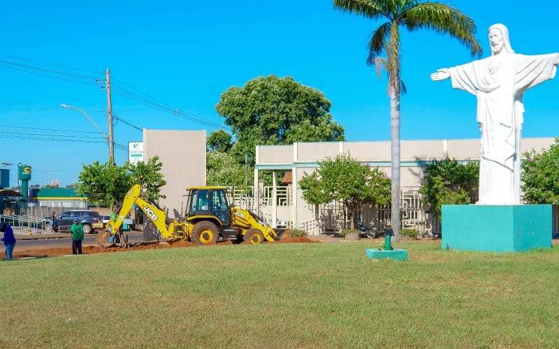 A Prefeitura de Itapagipe, por meio da Secretaria Municipal de Obras, está realizando melhorias no início da rotatória