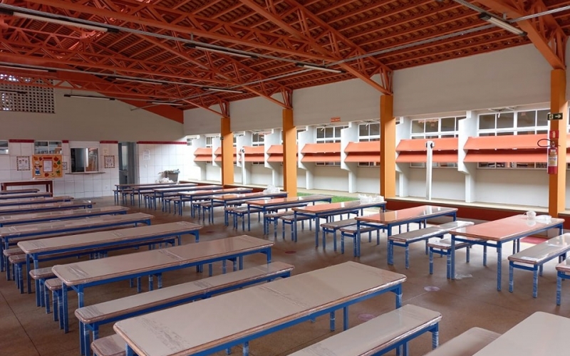 Novo refeitório da Escola Municipal Gil Brasileiro, constituído de 20 mesas e 40 bancos