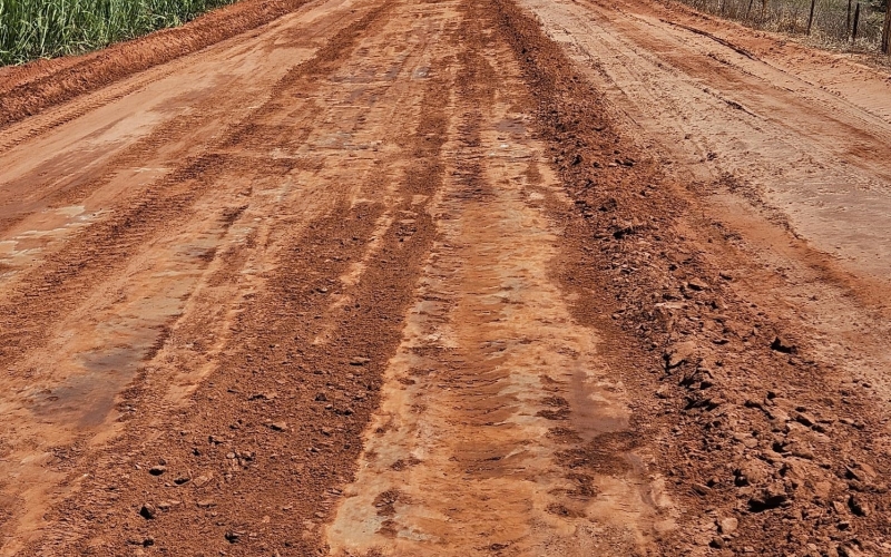 Prefeitura de Itapagipe realiza manutenção em estradas rurais para garantir segurança e conforto