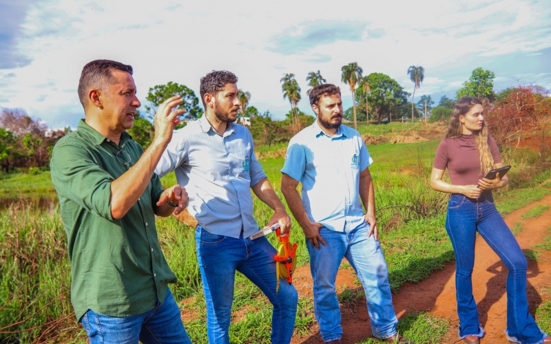 Prefeito visita limpeza do Lago Castro