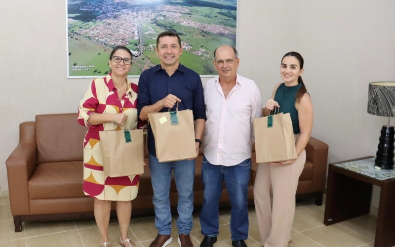 Prefeito Ricardo Garcia recebe visita do Presidente do Sicoob Itapagipe e convida para as “Festividades de Fim de Ano