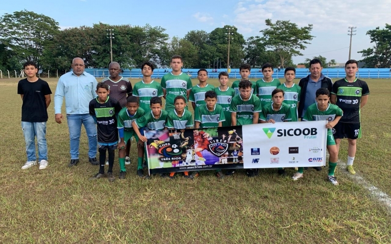 As equipes sub-14 e sub-16 da Escolinhas de Base da Prefeitura de Itapagipe participaram da Copa Três Rios de Futebol